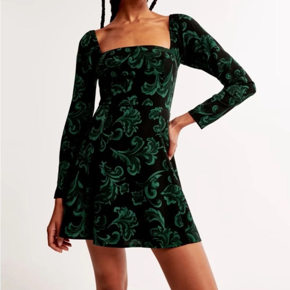 Abercrombie & Fitch Black & Green Damask Long-Sleeve Squareneck Mini Dress.